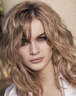 natural wavy hairdo