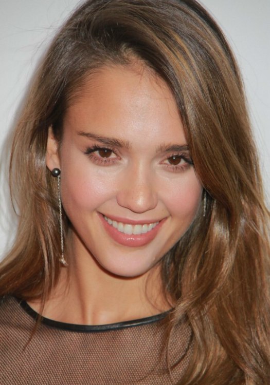 Jessica Alba | Comfortable casual long hairstyle with forward swooped bangs