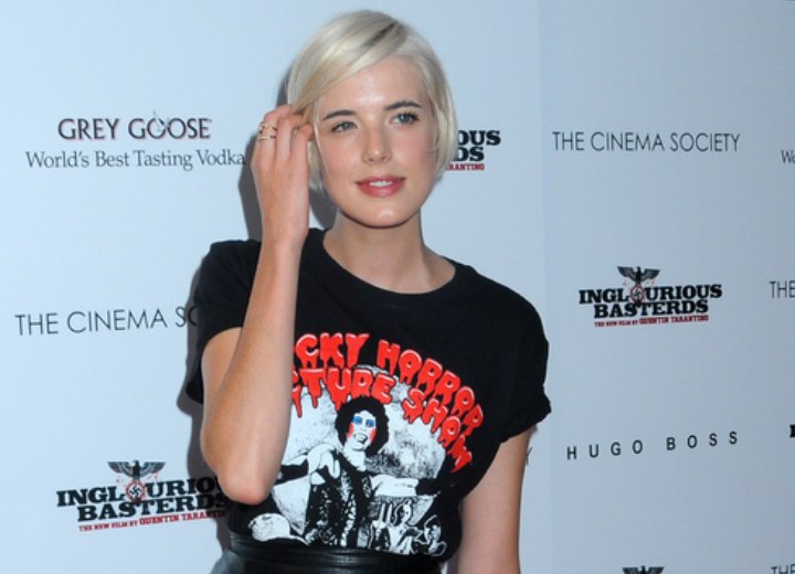 Agyness Deyn S Straight Platinum Blonde Bob That Just Covers The Ears