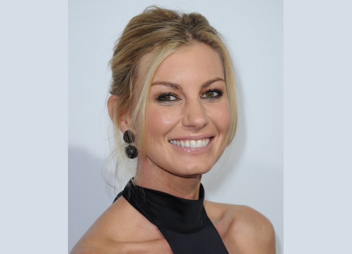 Faith Hill wearing her hair with gentle backbrushing and a disheveled ...