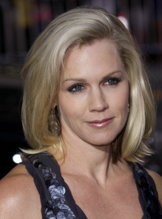 Jennie Garth wearing her hair with the top styled over to one side