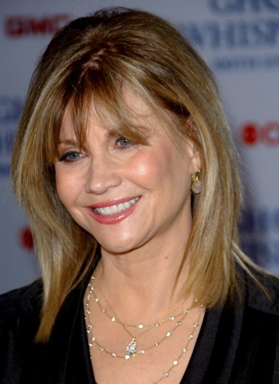 Markie Post's hair with layers that rests upon her shoulders