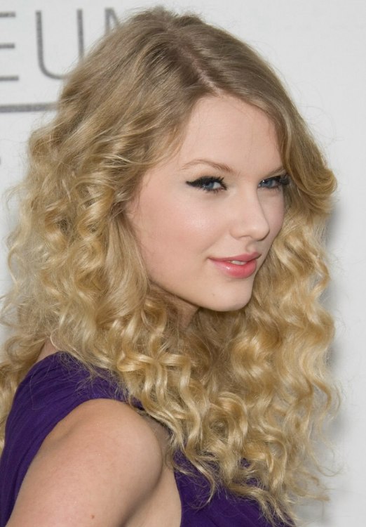 Taylor Swift Curly Hair