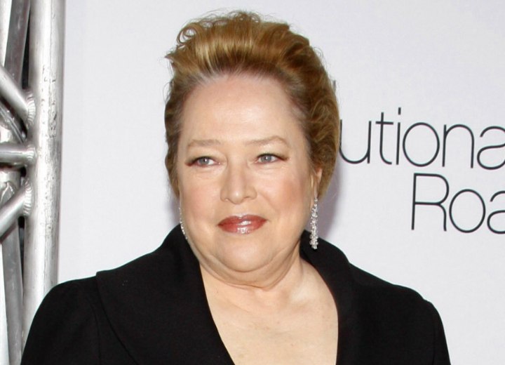 Frisur f&uuml;r kurvige Frauen &ndash; Kathy Bates mit kurzen Haaren