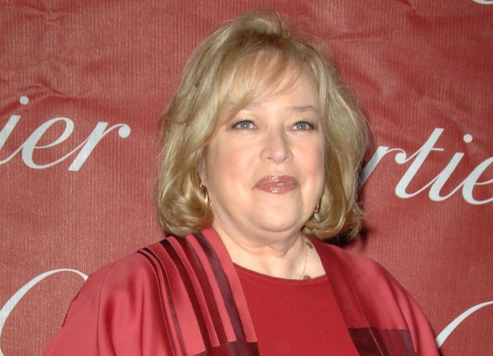 Frisur f&uuml;r Frauen mit voller Figur &ndash; Kathy Bates mit mittellangen Haaren
