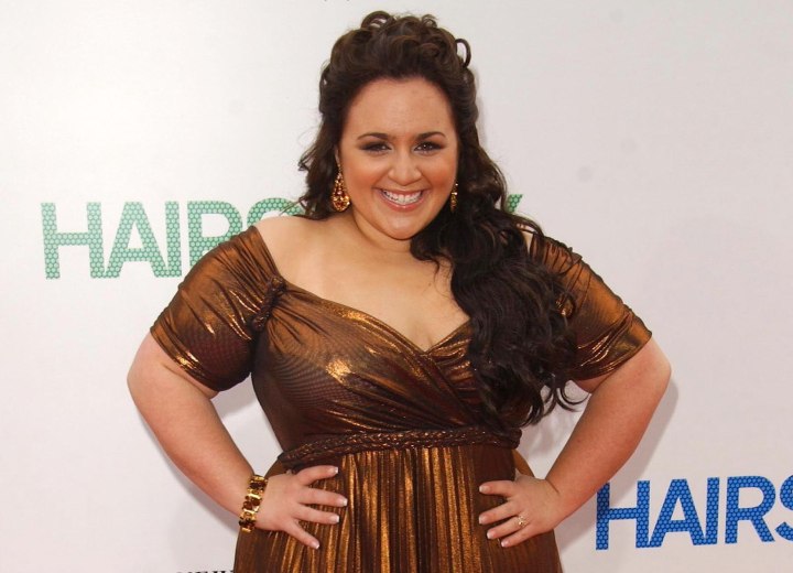 Frisur f&uuml;r mollige Frauen &ndash; Nikki Blonsky mit langen lockigen Haaren