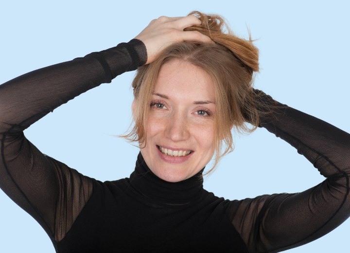 Frau mit ausgednnten Haaren