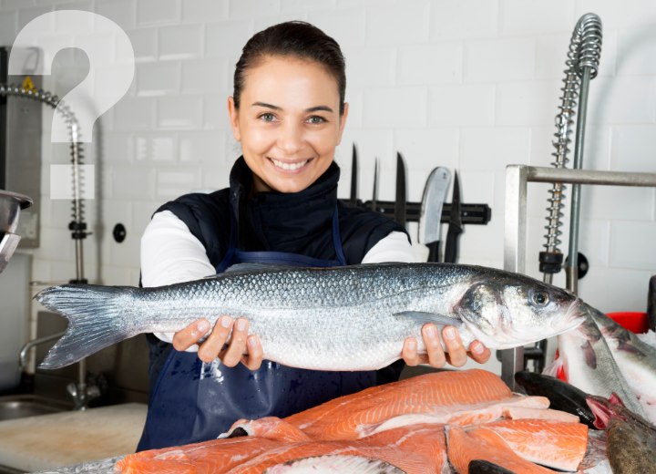 Frau verkauft gesunden Fisch
