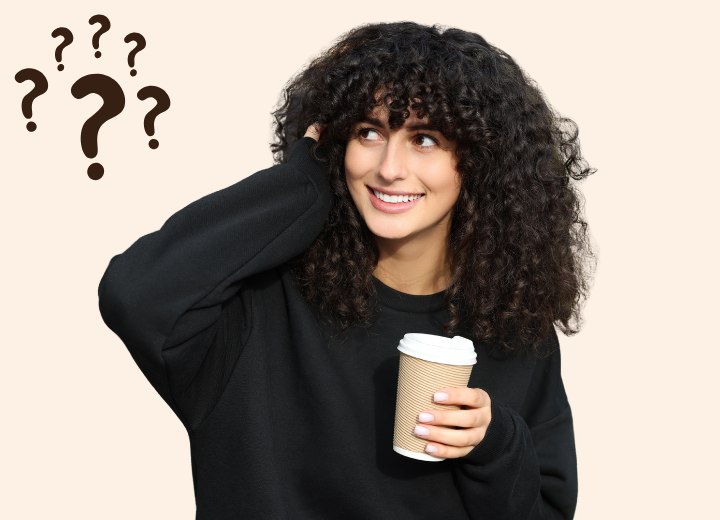 Frau &uuml;berlegt, ihre Haare mit Kaffee zu f&auml;rben