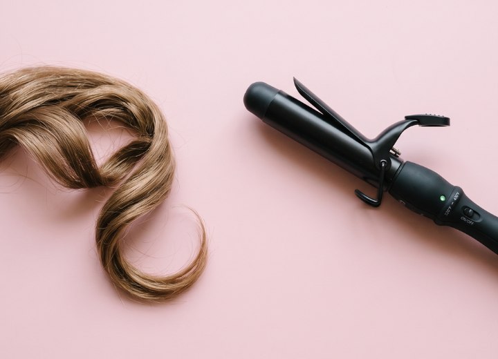 Haare mit einem Lockenstab locken