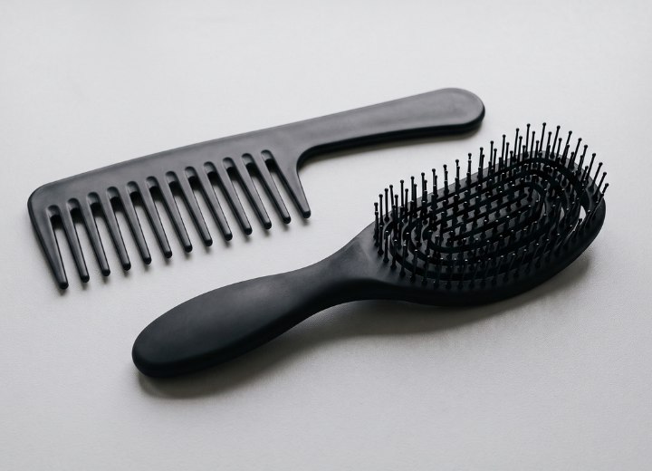 Kamm und B&uuml;rste zum Entwirren der Haare
