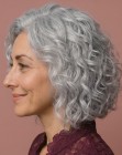 Cabello canoso a la altura de la clavícula