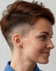 Cabello corto con una sección rapada por encima de las orejas