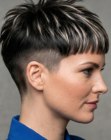 Corte de cabello con una sección rapada