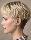 Estilo de cabello con la nuca rapada a máquina para mujeres