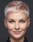 Cabello rubio ultra corto con toques rosa