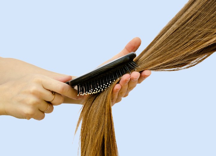 Cepillar las extensiones de pelo