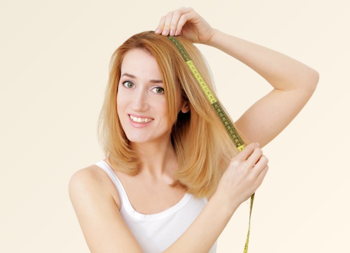 Mujer midiendo la longitud de su propio cabello