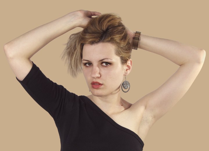 Mujer preocupada por nota el pelo más fino