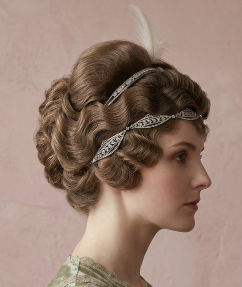Chignon des ann&eacute;es 1910 avec bandeau et plume