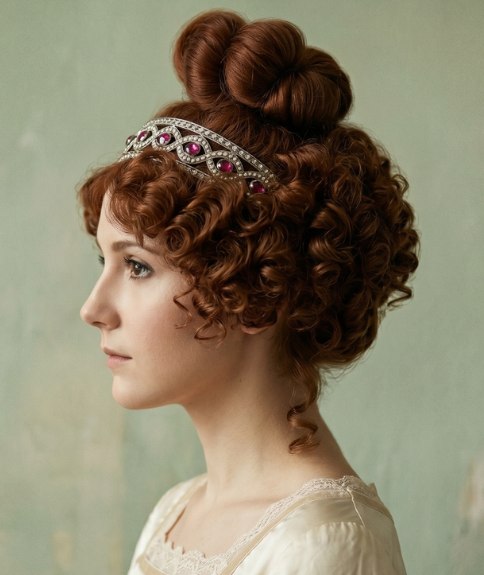 Coiffure inspir&eacute;e de la R&eacute;gence avec boucles