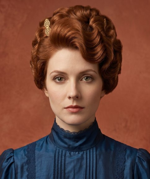 Magnifiques cheveux roux coiff&eacute;s en une coiffure relev&eacute;e volumineuse
