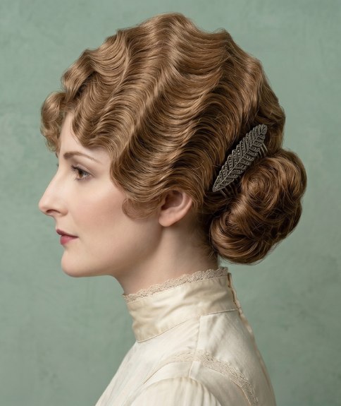 Chignon de 1914 aux ondulations profondes et g&eacute;n&eacute;reuses