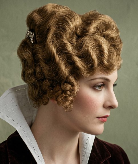 Coiffure volumineuse de 1915 avec ondulations aux doigts