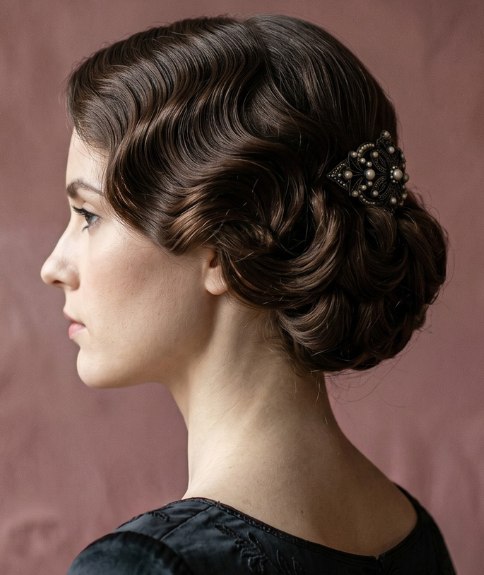 Chignon avec les cheveux rassembl&eacute;s bas &agrave; l&rsquo;arri&egrave;re