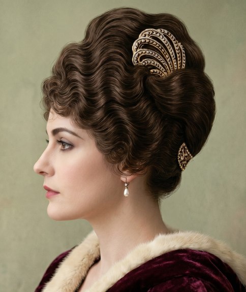 Coiffure relev&eacute;e spectaculaire des ann&eacute;es 1910