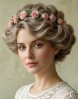 Chignon orné d’une couronne de petites roses