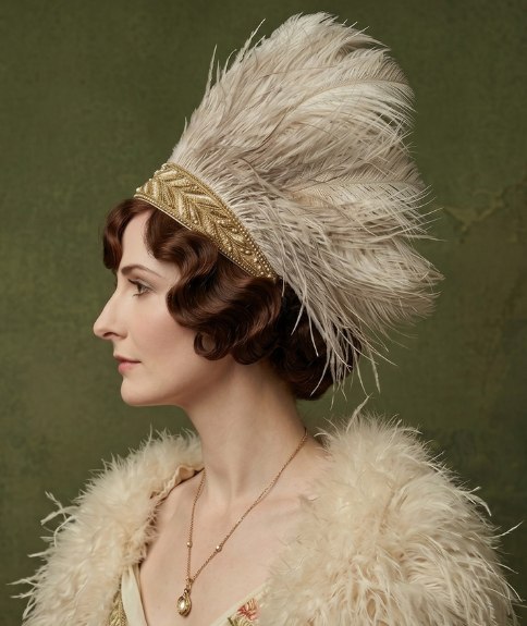 Coiffure des ann&eacute;es 1910 avec ondulations au doigt et plumes d&rsquo;autruche