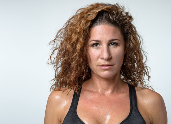 Femme aux cheveux mouillés après une permanente