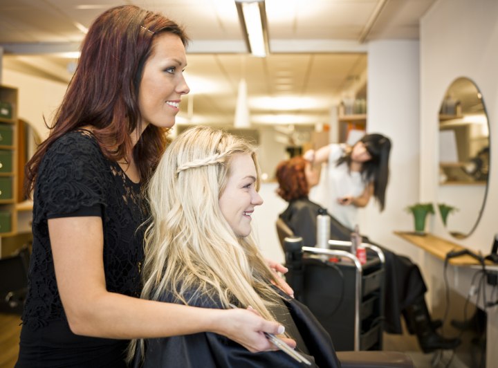 Coiffeuse qui porte du noir