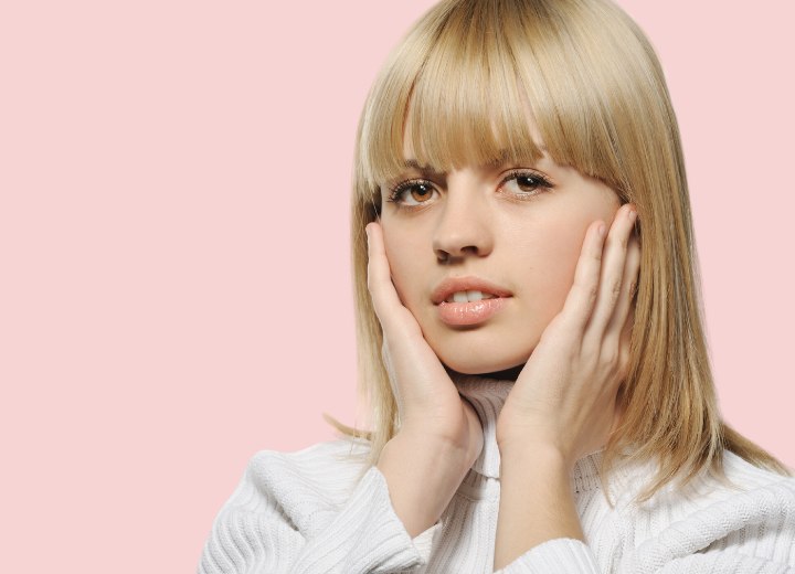 Coiffure avec une frange longue