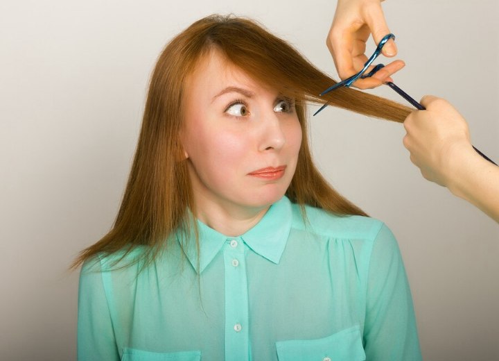 Femme qui se fait couper les cheveux gratuitement, malgré les risques