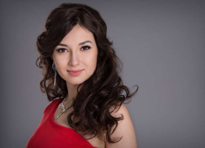 Femme asiatique aux cheveux longs et permanentés