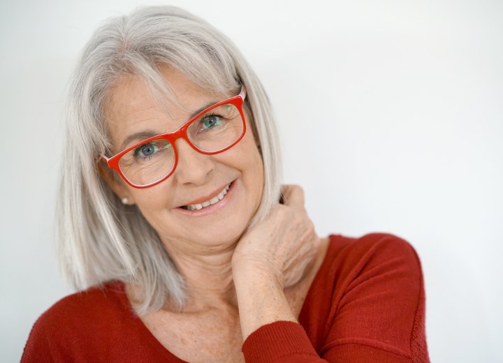 Femme aux cheveux gris