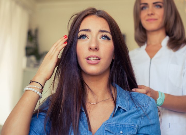 Femme émotionnelle à propos de ses cheveux