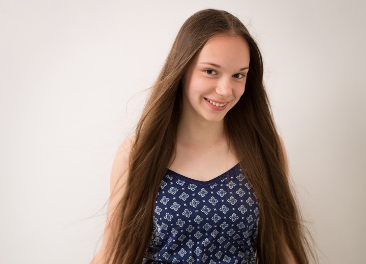 Femme avec de longs cheveux avant un rasage de tête pour un don