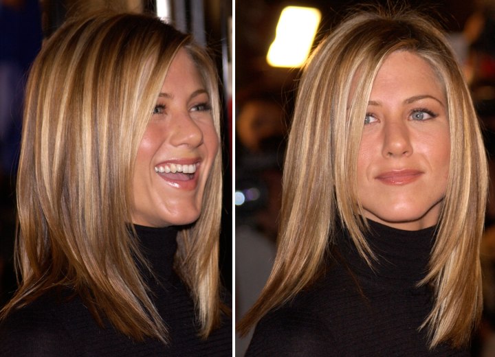 Jennifer Aniston avec des cheveux longs et portant un col roulé