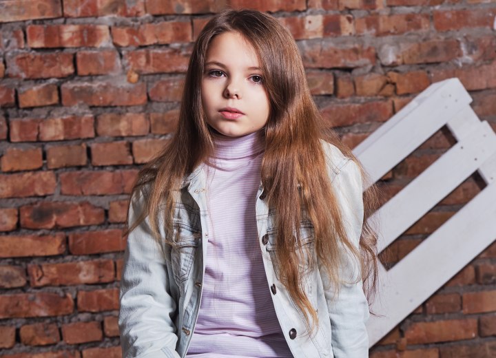 Jeune fille aux longs cheveux bruns