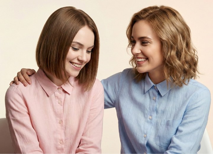 Femmes avec leurs cheveux en long carr&eacute; avant de les raser