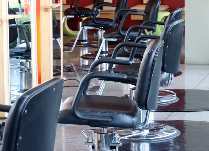 Salon de coiffure avec des tapis en caoutchouc au sol