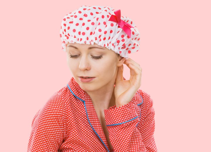 Une femme portant un bonnet de nuit pour protéger ses cheveux