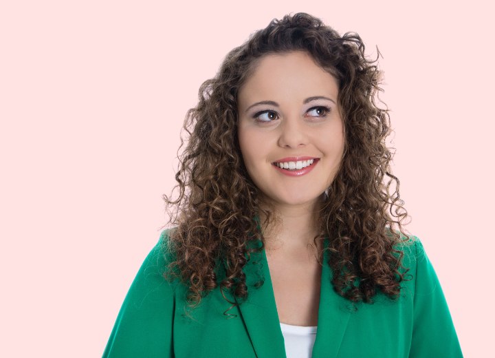 Femme aux cheveux longs permanentés