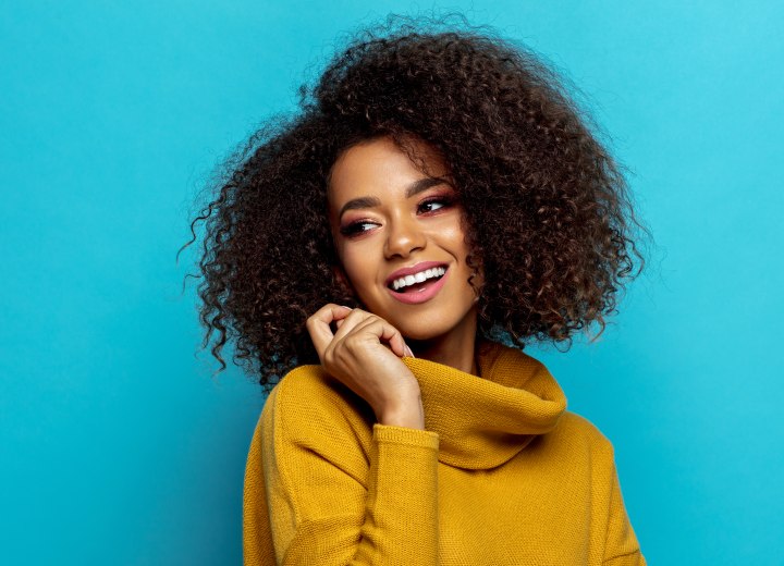 Femme africaine aux beaux cheveux bouclés