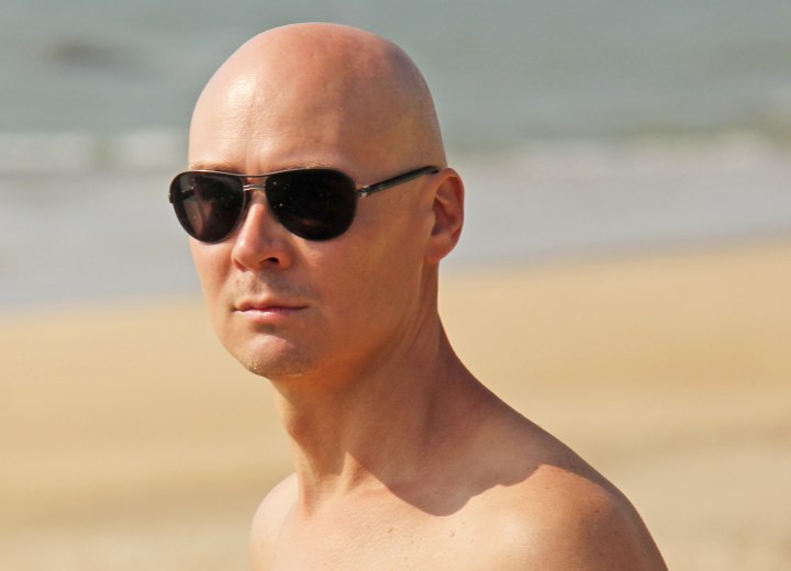 Homme à la tête rasée