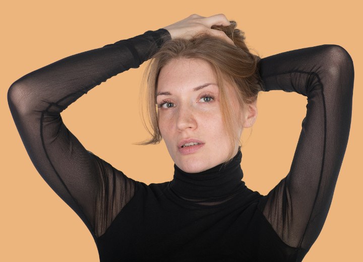 Cheveux avec une permanente qui a mal tourné
