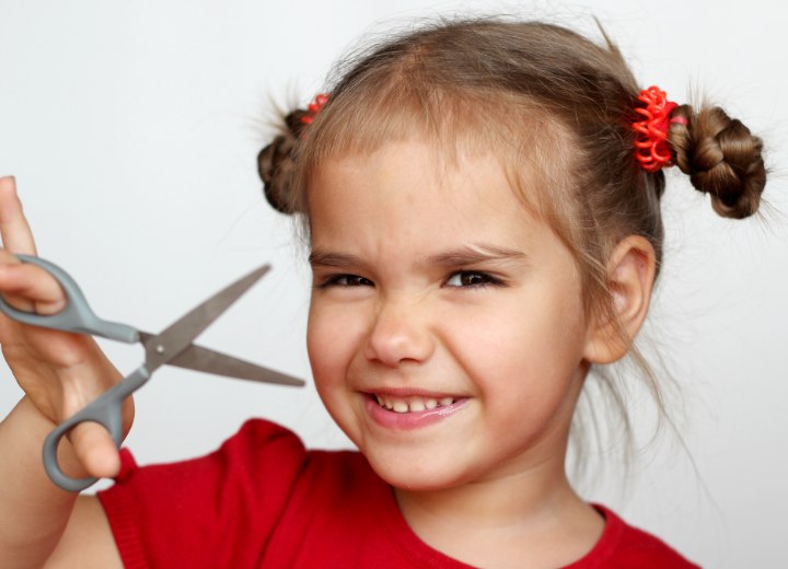 Petite fille qui s’est coupé la frange toute seule